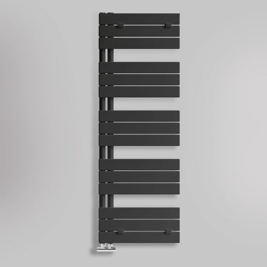 Grzejnik Łazienkowy Dekoracyjny Nowoczesny - Czarny - 1430x500mm, gładkie tło firmy Lazzarini