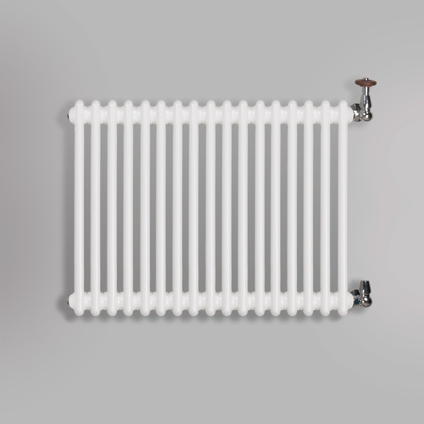 Grzejnik Dekoracyjny Żeberkowy - 2 Kolumnowy Biały - 576x785mm, gładkie tło firmy Empire