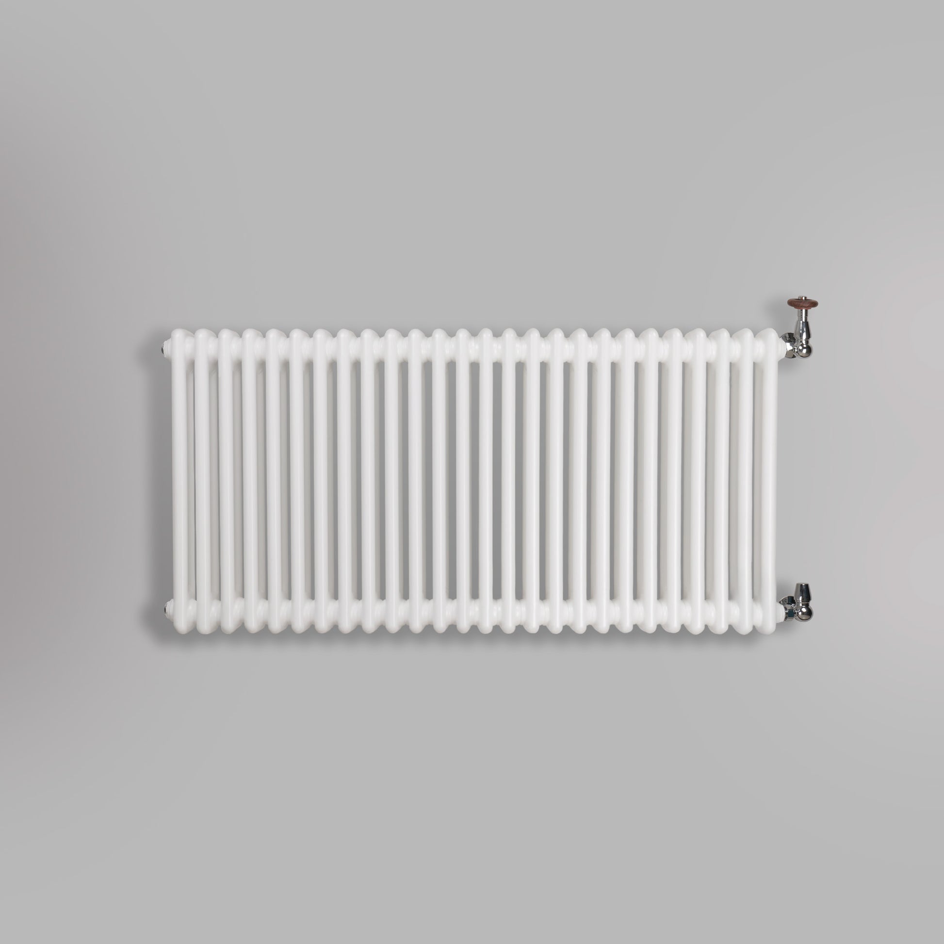 Grzejnik Dekoracyjny Żeberkowy - 3 Kolumnowy Biały - 576x1190mm, gładkie tło firmy Empire
