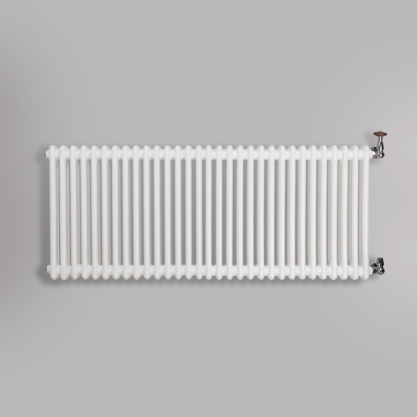 Grzejnik Dekoracyjny Żeberkowy - 3 Kolumnowy Biały - 576x1415mm, gładkie tło firmy Empire