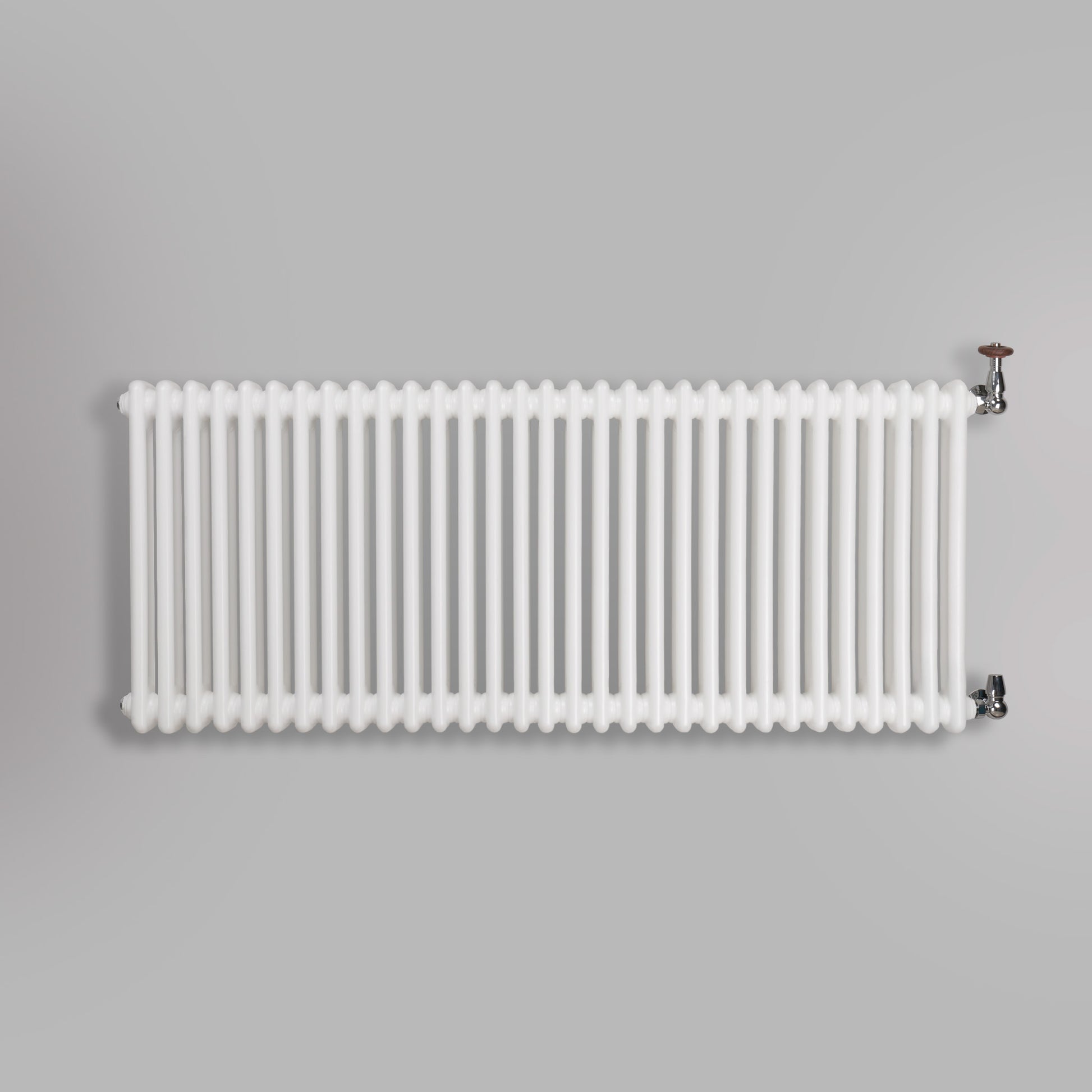 Grzejnik Dekoracyjny Żeberkowy - 3 Kolumnowy Biały - 576x1415mm, gładkie tło firmy Empire