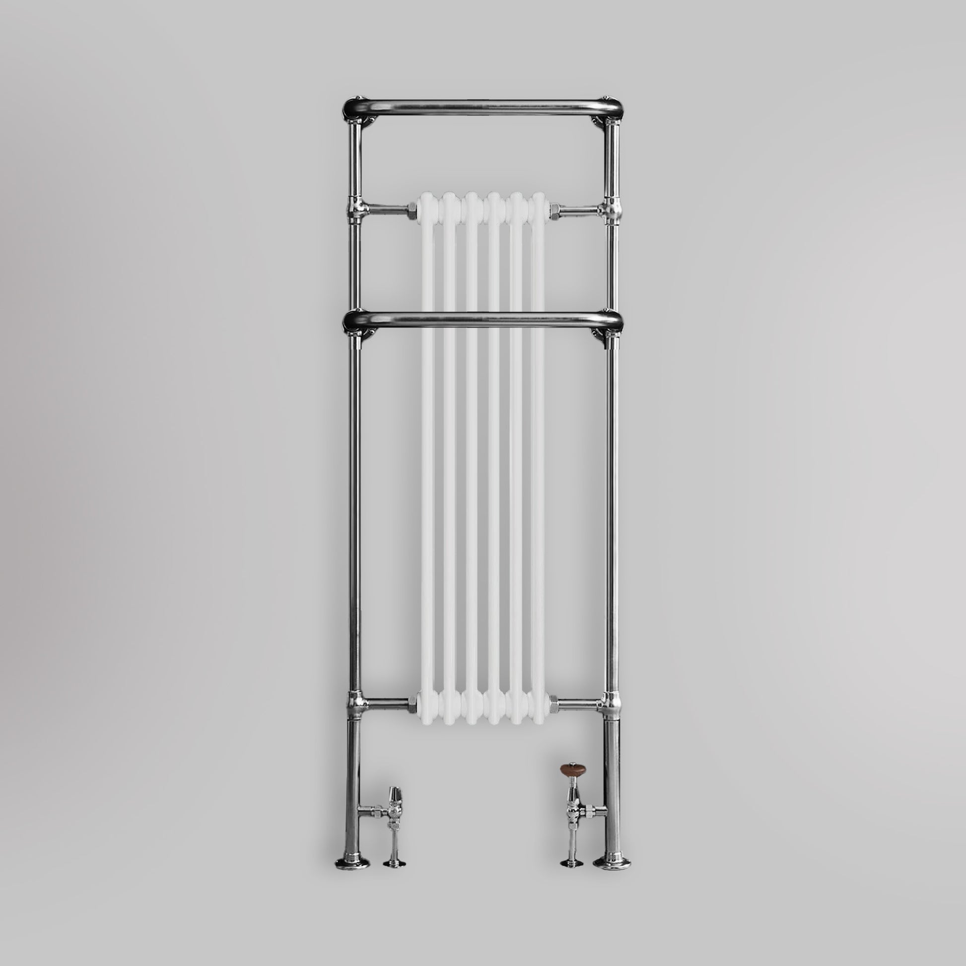 Grzejnik Łazienkowy Tradycyjny Żeberkowy - Chrom - 1500x575mm, gładkie tło firmy Empire