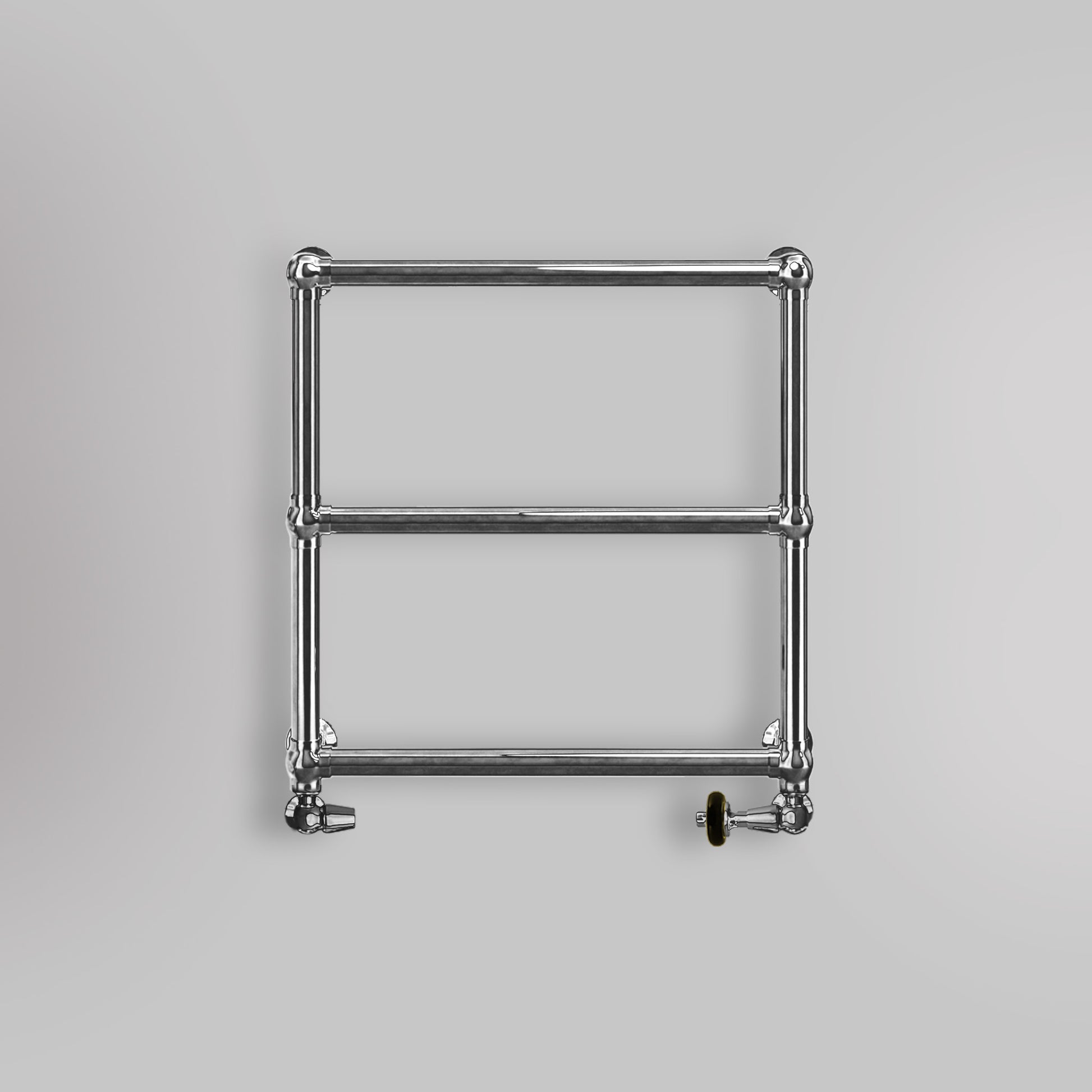 Grzejnik Łazienkowy Tradycyjny Dekoracyjny - Chrom - 680x673mm, gładkie tło firmy Empire