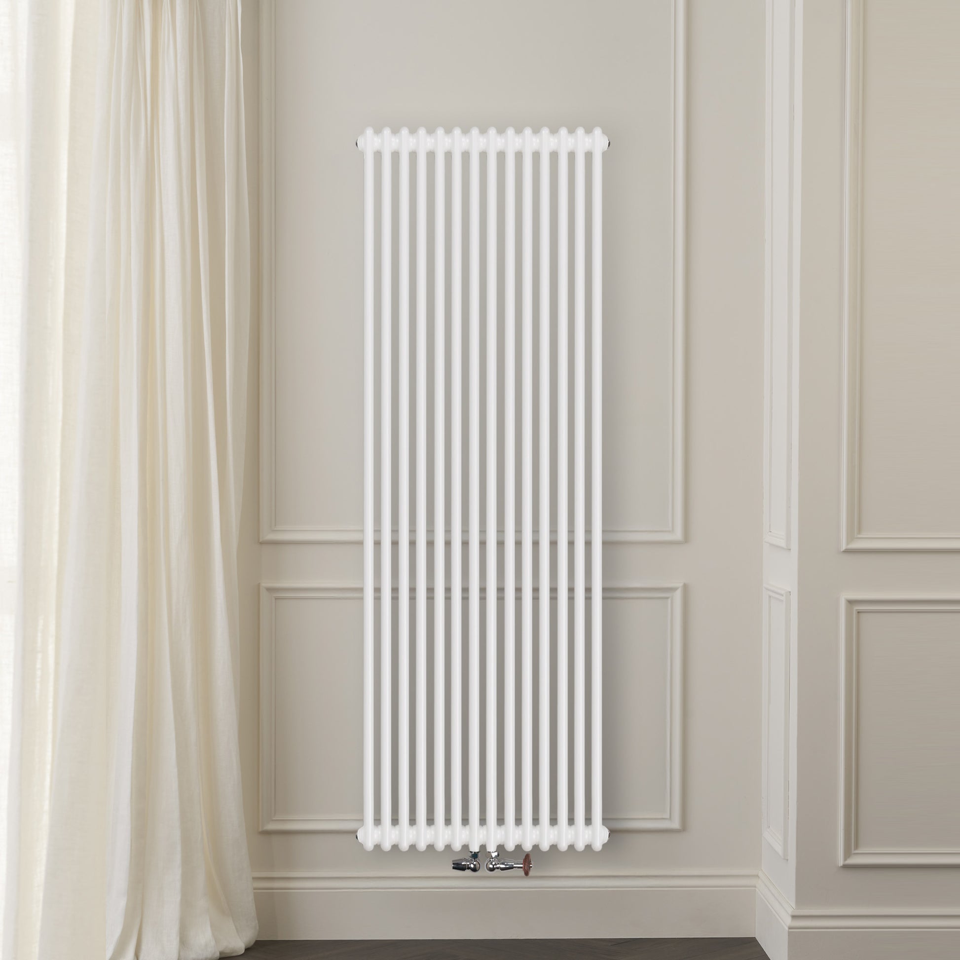 Grzejnik Dekoracyjny Żeberkowy Pionowy - 3 Kolumnowy Biały - 1800x650mm, Designerski grzejnik na ścianie wyłożonej panelami Empire
