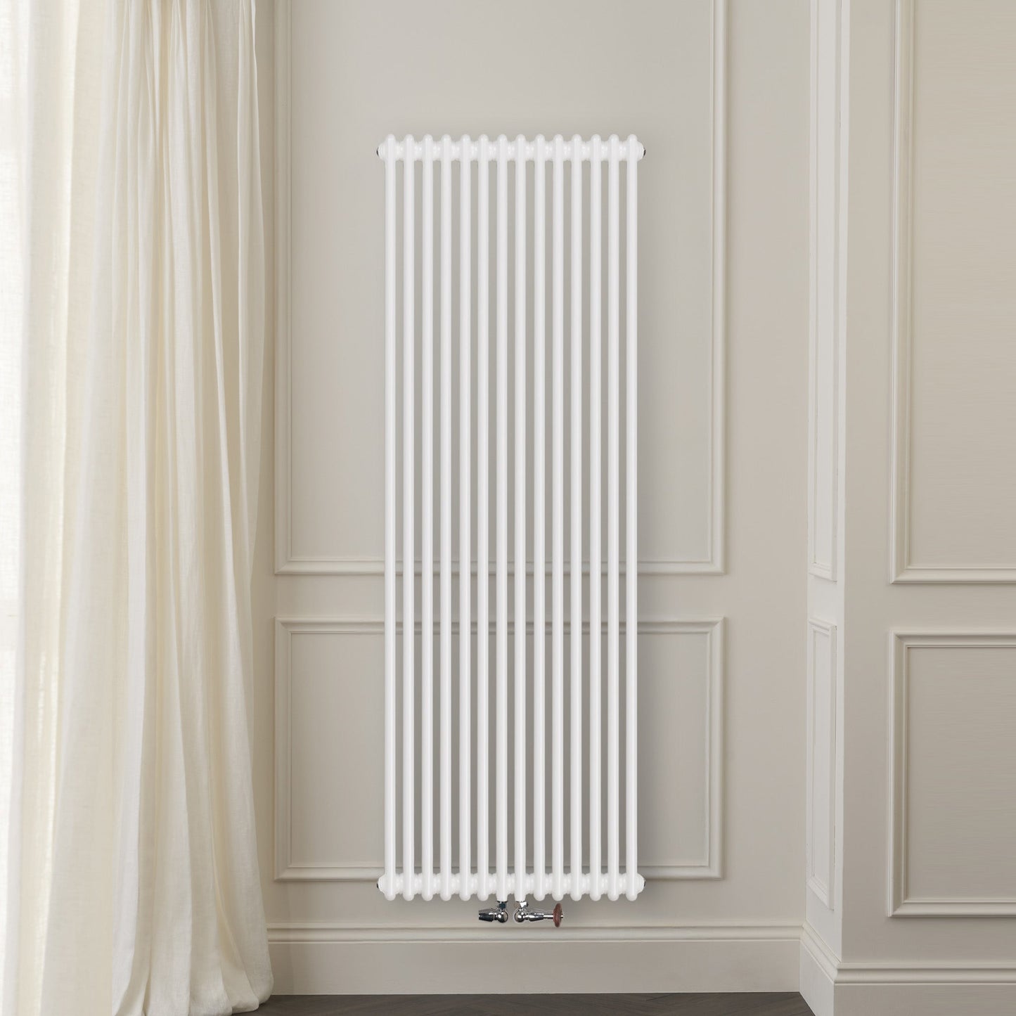 Grzejnik Dekoracyjny Żeberkowy Pionowy - 3 Kolumnowy Biały - 1800x650mm, Designerski grzejnik na ścianie wyłożonej panelami Empire