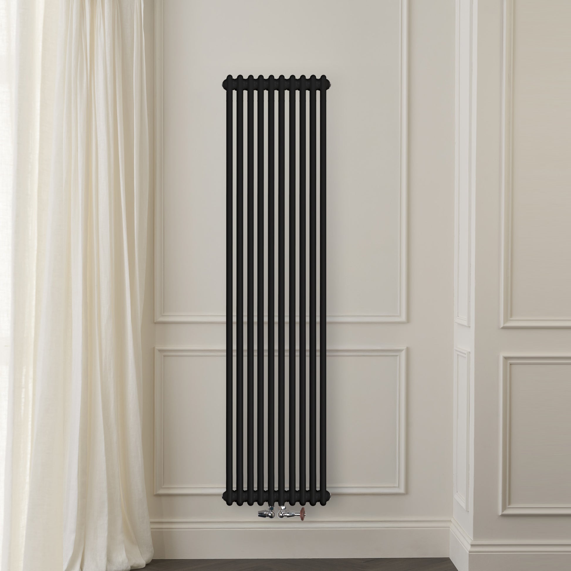 Grzejnik Dekoracyjny Pionowy - 3 Kolumnowy Czarny - 1800x470mm, Designerski grzejnik na ścianie wyłożonej panelami Empire