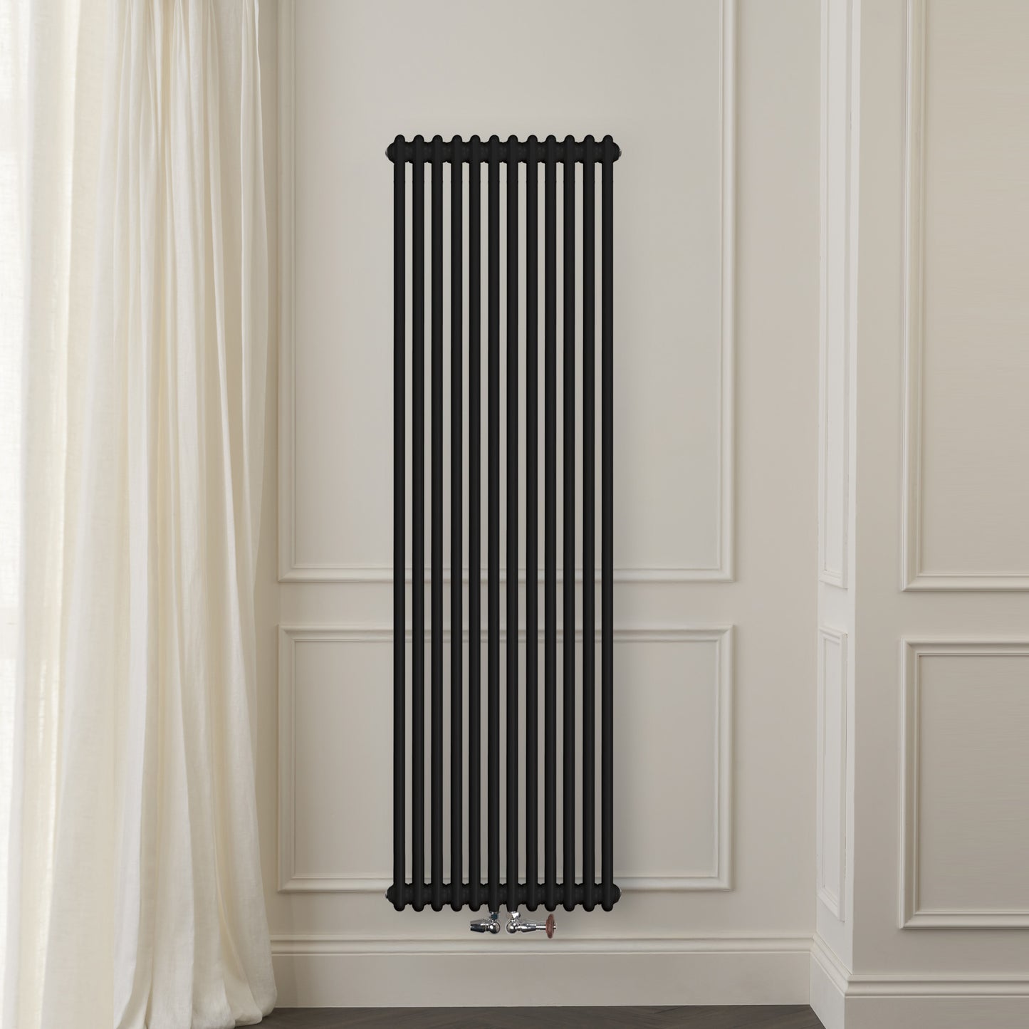 Grzejnik Dekoracyjny Pionowy - 3 Kolumnowy Czarny - 1800x560mm, Designerski grzejnik na ścianie wyłożonej panelami Empire